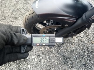 YAMAHA XJ6 N ABS Pneu dianteiro esq.