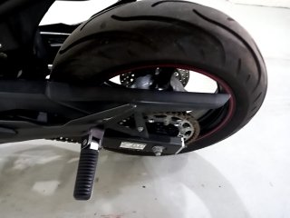 YAMAHA XJ6 N ABS Pneu traseiro esq.