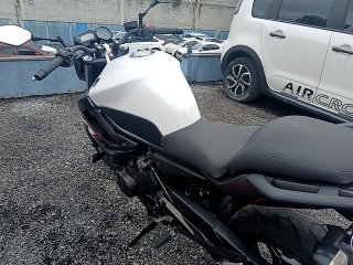 YAMAHA XJ6 N ABS Porta e interior motorista