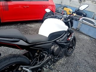 YAMAHA XJ6 N ABS Porta e interior passageiro