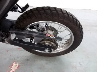 YAMAHA XTZ250 LANDER Pneu traseiro esq.