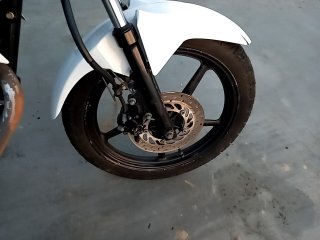 YAMAHA YS150 FAZER SED Pneu dianteiro dir.