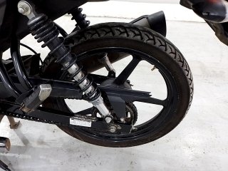 YAMAHA YS150 FAZER SED Pneu traseiro esq.