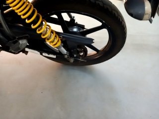 YAMAHA YS150 FAZER SED Pneu traseiro esq.