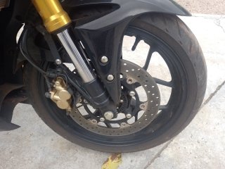 YAMAHA YZF R3 MONSTER Pneu dianteiro dir.