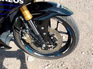 YAMAHA YZF R3 MONSTER Pneu dianteiro dir.
