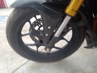YAMAHA YZF R3 MONSTER Pneu dianteiro esq.