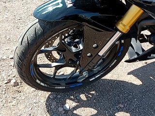 YAMAHA YZF R3 MONSTER Pneu dianteiro esq.