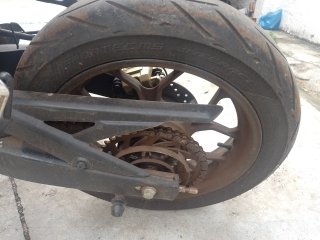 YAMAHA YZF R3 MONSTER Pneu traseiro esq.