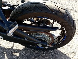 YAMAHA YZF R3 MONSTER Pneu traseiro esq.