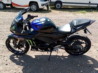 YAMAHA YZF R3 MONSTER Porta e interior motorista