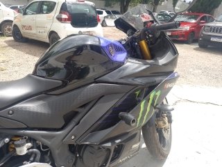 YAMAHA YZF R3 MONSTER Porta e interior passageiro