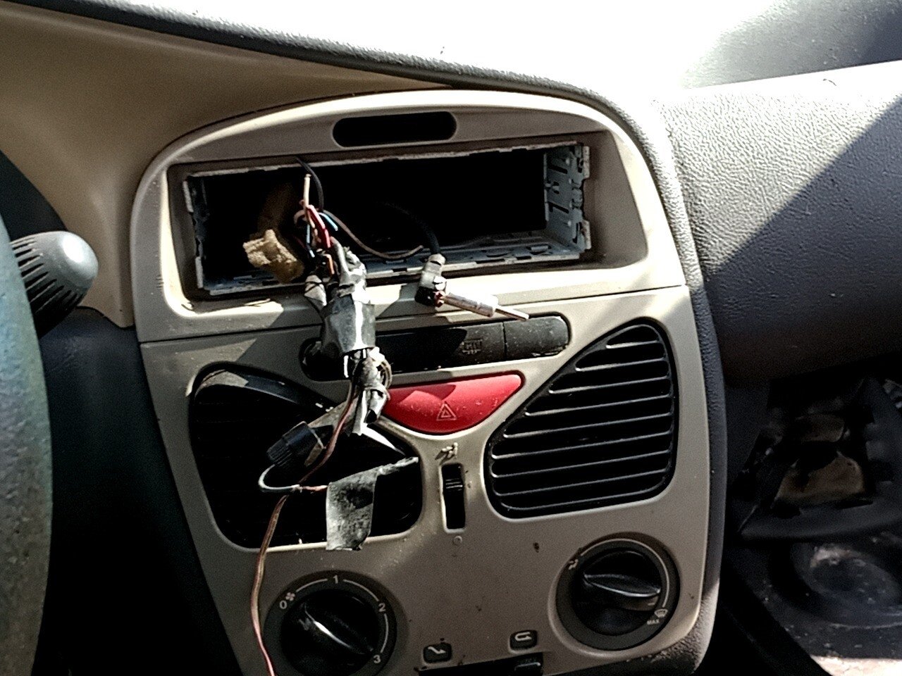 Foto 15 de 40: FIAT SIENA 1.0 MPI FIRE 8V GASOLINA 4P MANUAL 2002/2003