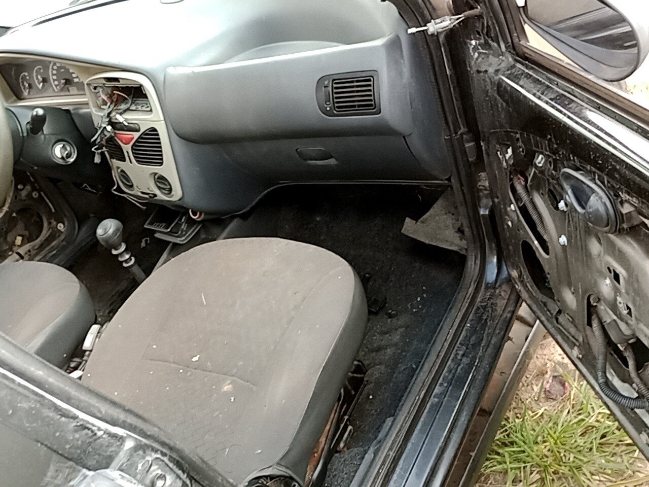 Foto 6 de 40: FIAT SIENA 1.0 MPI FIRE 8V GASOLINA 4P MANUAL 2002/2003