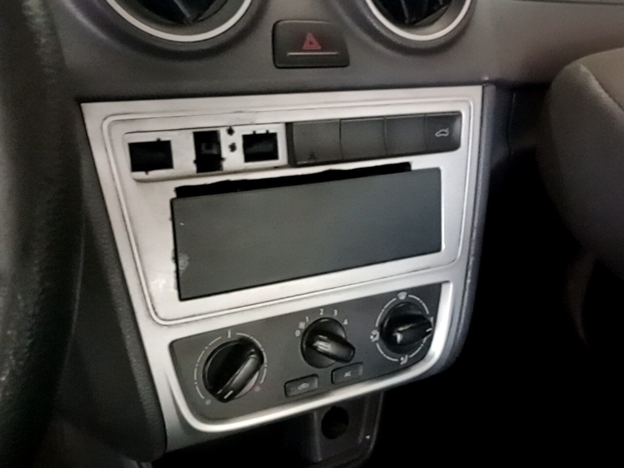 Foto 16 de 26: VOLKSWAGEN GOL 1.0 MI 8V FLEX 4P MANUAL G.IV 2012/2013