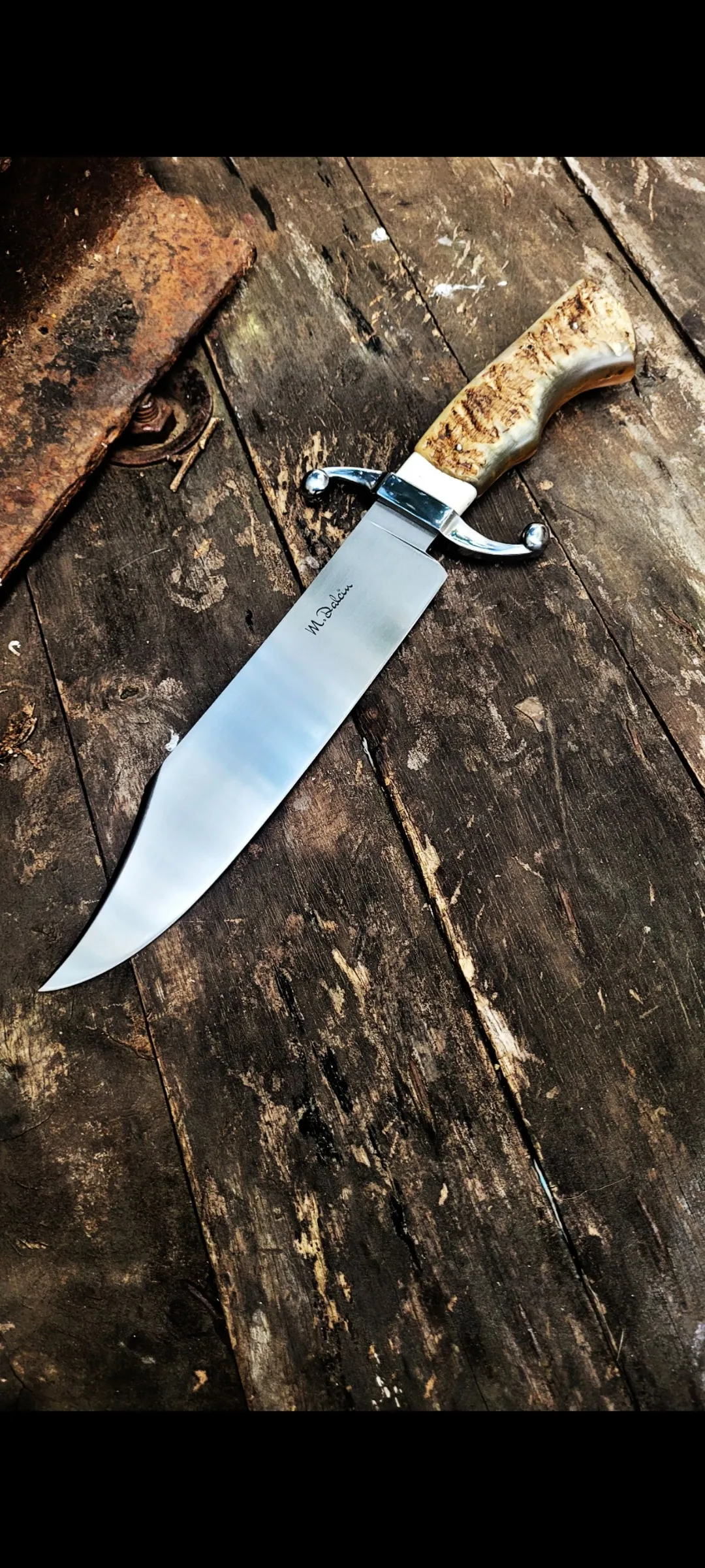 A FRONTIER: lâmina de 21 cm em aço 52100, guarda em 1020, ferrule em chifre de cervo e cabo em chifre de merino, assinada M. Dalcin.